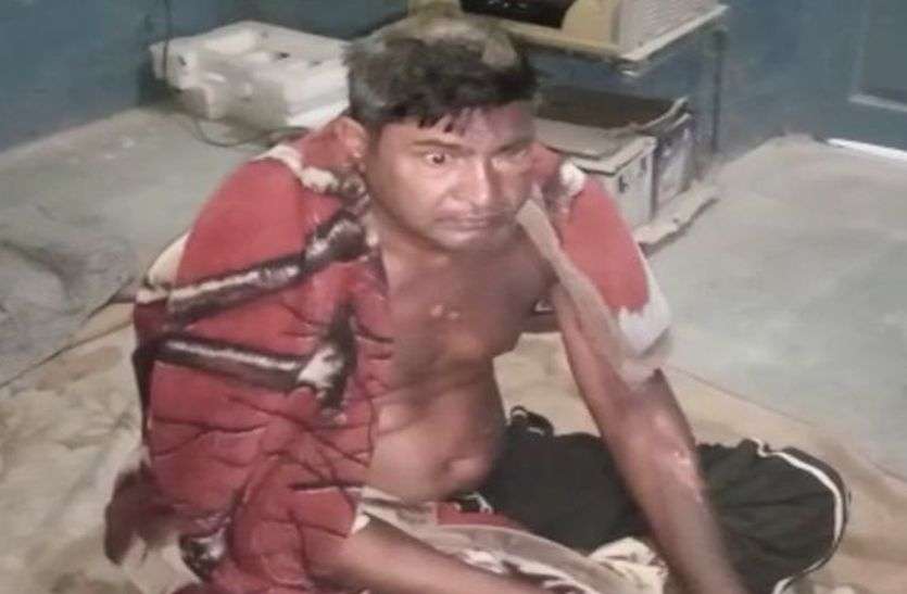 churu sprayed petrol on mother news अविवाहित बेटे ने मां पर पेट्रोल छिड़क कर लगाई आग