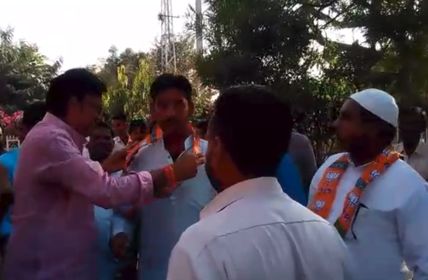 rathore Rajasthan Election 2018 : कांग्रेस को झटका, एक साथ दो लोगों ने छोड़ी पार्टी, मंत्री राजेंद्र राठौड ने ऐसे किया स्वागत