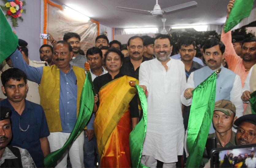 mp shashikant dube हावड़ा-भागलपुर कविगुरु एक्सप्रेस ट्रेन का परिचालन शुरू,सांसद निशिकांत दूबे ने हरी झंडी दिखाकर किया रवाना