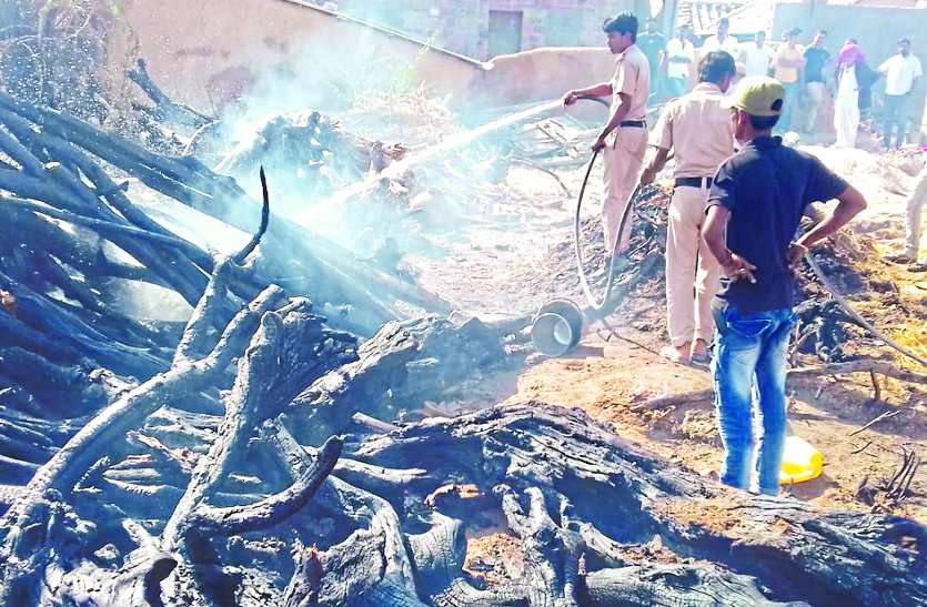 Fire household goods Swah ढाणी में आग से घरेलू सामान जलकर राख