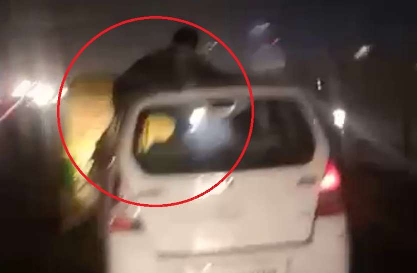 Ghaziabad मैनेजर ने हाईस्पीड कार की छत पर किया 10 किलोमीटर का सफर, जानिये क्यों