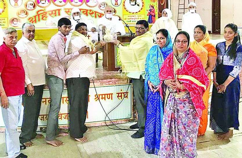 jainism ड्रॉ के माध्यम से दिया मंगल कलश