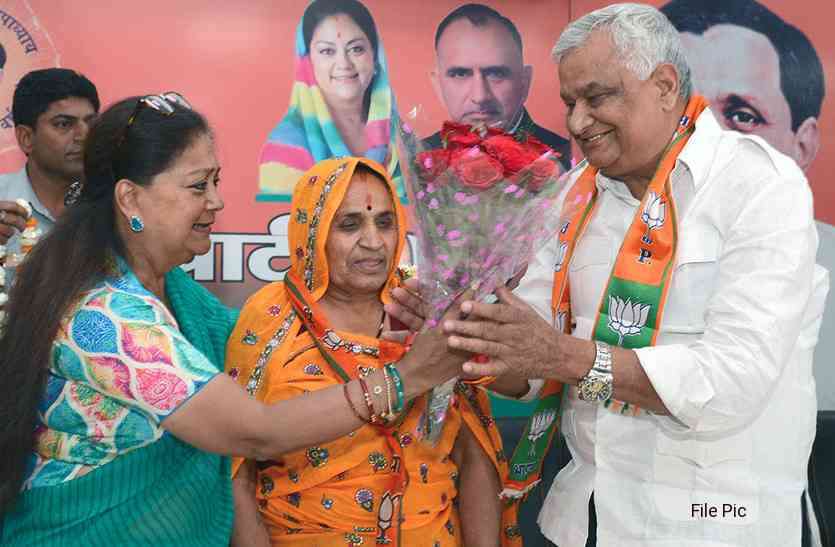 Kirodi Lal Meena's Wife Mla Golma Devi's Assembly Seat Report Card किरोड़ी लाल मीणा के साथ भाजपा में तो शामिल हो गई उनकी पत्नी गोलमा देवी, लेकिन पांच साल में कैसा रहा विधासनभा क्षेत्र में उनका काम, पढ़ें यह रिपोर्ट