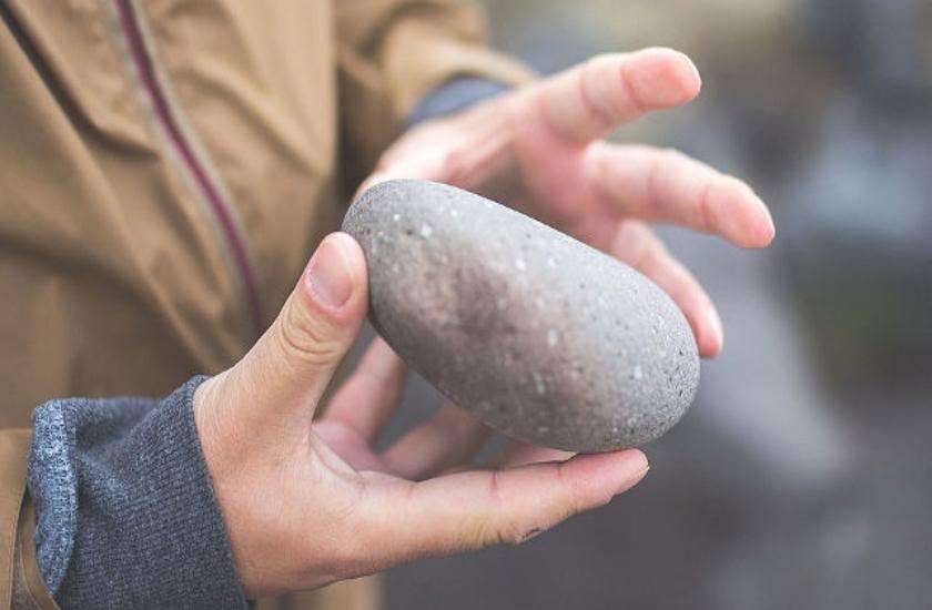 स्टोन पेल्टिंग (पत्थर फेंक) फेस्टिवल