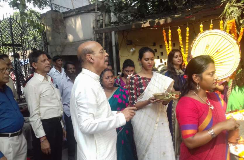 kolkata पेड़ों को भाई मानकर महिलाओं ने की पूजा अर्चना
