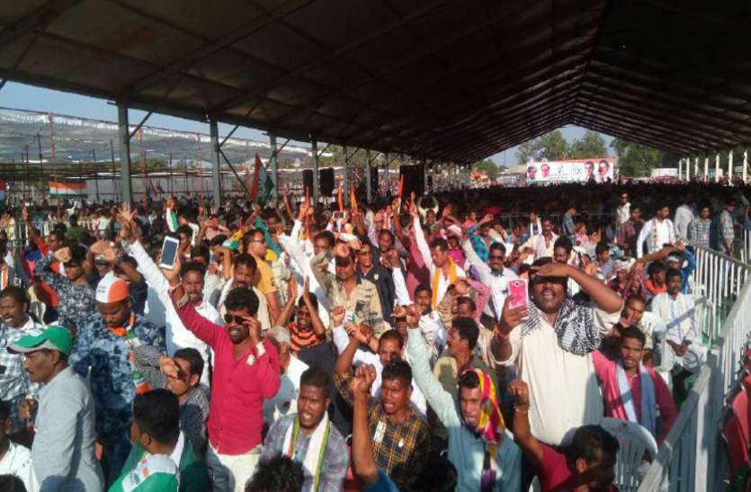 मंच संभालते ही मोदी को घेरा Chhattisgarh Election 2018: राहुल ने मंच संभालते ही मोदी को घेरा कहा, मित्रों तुम झाड़ू पकड़ो देश साफ करो मैं चला फ्रांस