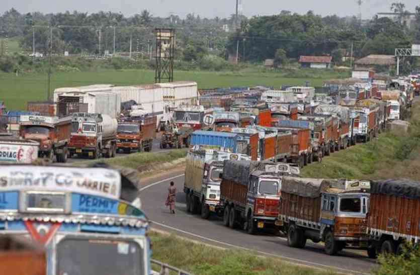 Traffic Jam in Alwar Rajasthan Due to Entry Ban Of Trucks In Delhi दिल्ली में ट्रकों की एंट्री पर बैन का राजस्थान पर पड़ रहा यह नकारात्मक असर, इन क्षेत्रों के लोगों को हो रही परेशानी