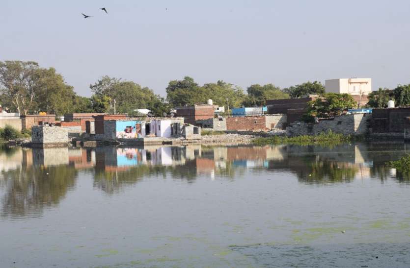 Populated reservoir आबादी की भेंट चढ़ते जलाशय
