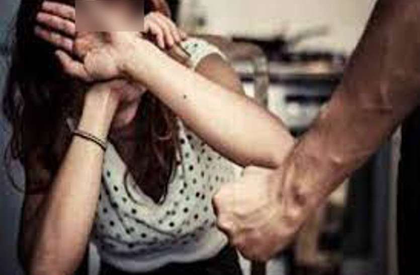Molesting दरवाजा खोलते ही घर में घुस गया युवक, पहले पति को पीटा फिर किचन में पत्नी के साथ किया घिनौना काम