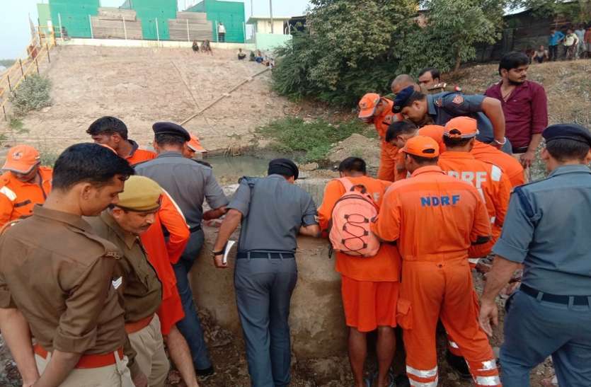 Police and NDRF Team पीएम मोदी को करना था जिस एसटीपी का उद्घाटन, उससे जुडऩे वाले मेनहोल में उतरे दो मजदूरों की मौत, मचा हड़कंप
