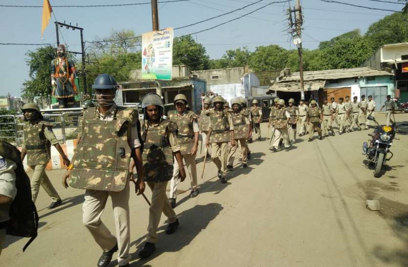 patrika चुनावी माहौल में शांति व सुरक्षा के लिए पुलिस ने निकाल फ्लेग मार्च