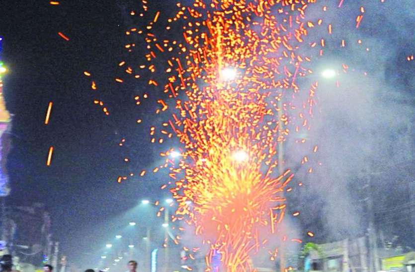 pataka दीपावली पर प्रदूषण : शोर हुआ कम लेकिन हवा में 3 गुना ज्यादा घुला जहर