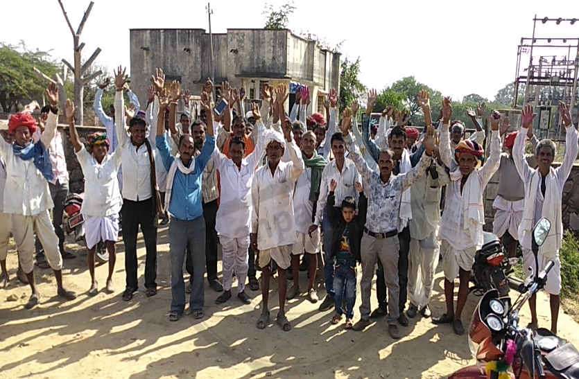 Farmers encircle the Bhagunagar grid in bhilwara कृषि के लिए थ्री फेज विद्युत आपूर्ति रात को देने से खफा किसानों ने किया भगुनगर ग्रिड का घेराव