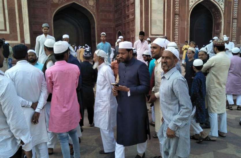 namazi ताजमहल में नमाज से रोका तो मुस्लिमों ने ASI कार्यालय घेरने का किया ऐलान, देखें वीडियो