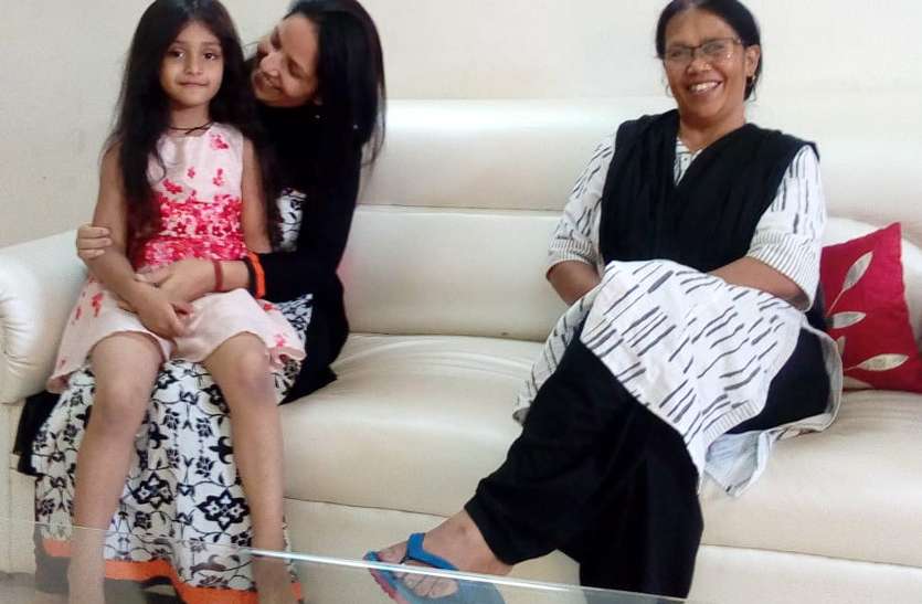 Pihu with his mother and grandmother पीहू फिल्म की बाल कलाकार पहुंची अंबिकापुर, कहा- मेरा नाम मायरा है, सभी मुझे पीहू बुलाते हैं