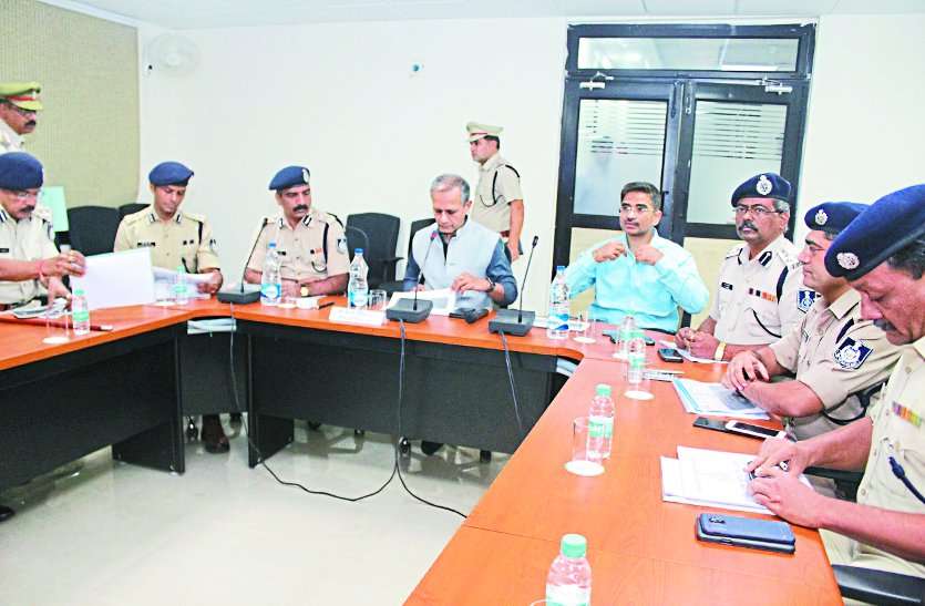 political management gwalior police डीजीपी ने देखा सुरक्षा इंतजाम: आंकड़े तो ठीक हैं, लेकिन ये बताओ चुनाव में उत्पात मचाने वालों की कैसे करोगे पहचान