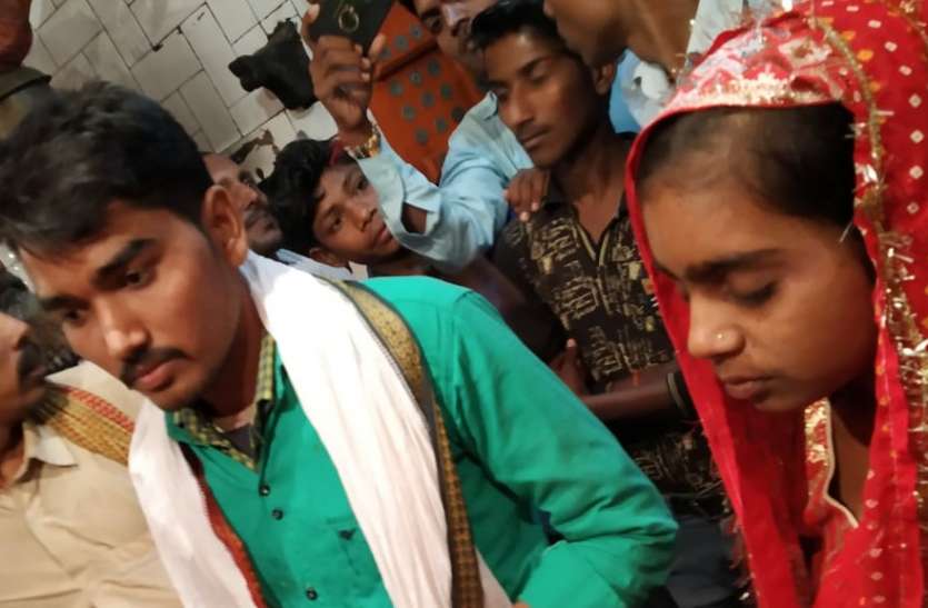 up news पुलिस वालों ने थानें में कराई प्रेमी- प्रेमिका की शादी