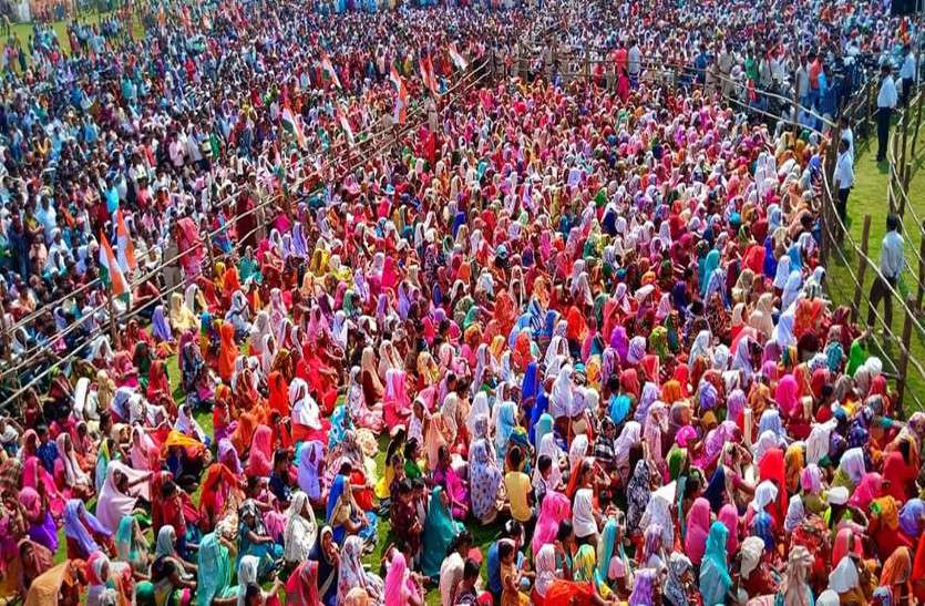 crowd in rally कांग्रेस की चुनावी सभा में 25 हजार से अधिक उमड़ी भीड़, राहुल गांधी बोले-रमन सरकार को इस बार उखाड़ फेकें