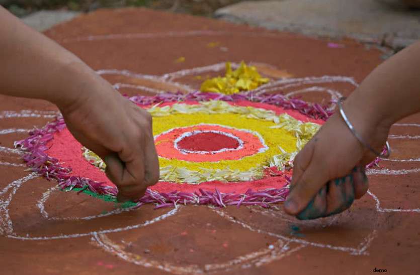 rangoli making घर के बाहर रंगोली बना रही थी 3 बहनें, अचानक सामने से आया ट्रैक्टर और...