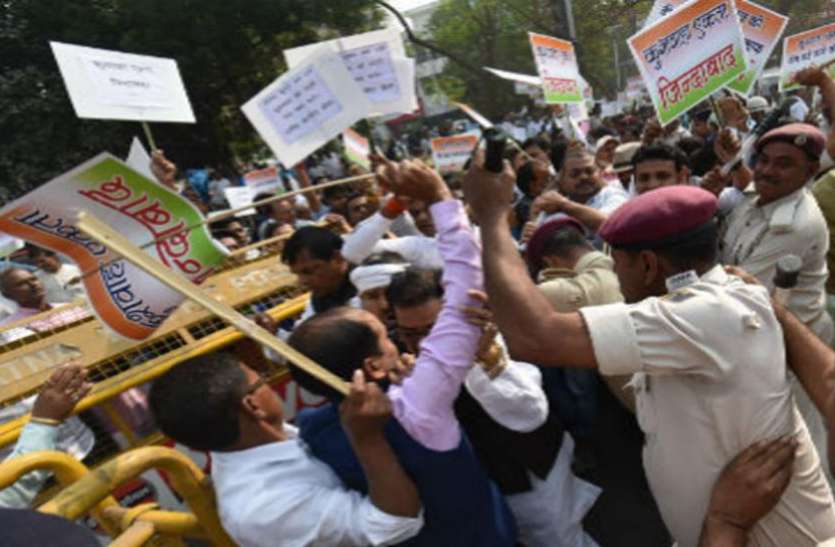 गुजरात के बाद बिहार में 'नीच' शब्द पर मचा घमासान, प्रदर्शन कर रहे RLSP समर्थकों पर पुलिस ने बरसाई लाठियां बिहार: JDU और RLSP के बीच बढ़ी तकरार, प्रदर्शन कर रहे कुशवाहा समर्थकों पर पुलिस ने बरसाई लाठियां