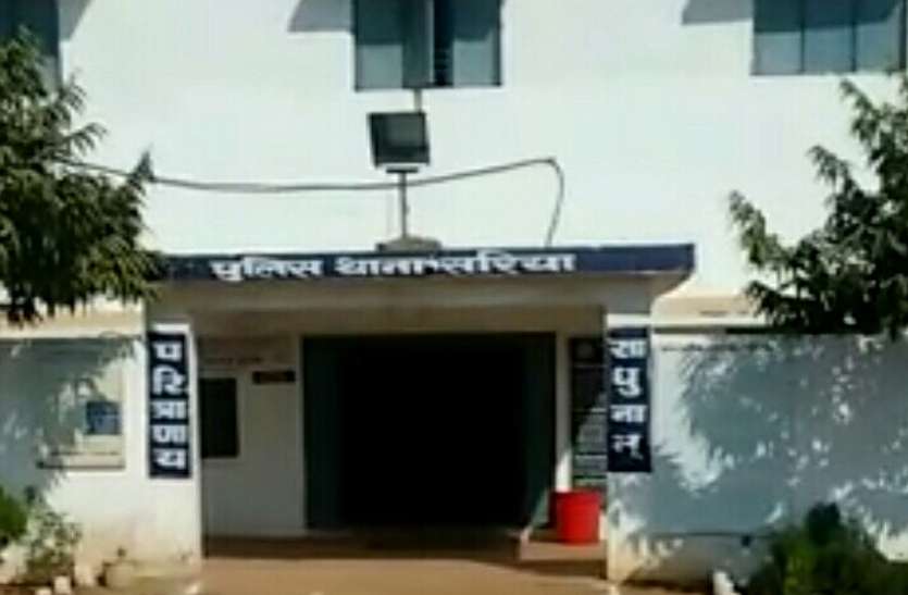 सरपंच के घर पीएम आवास के बारे में पूछने गई थी महिला, तभी आरोपियों ने फाड़े उसके कपड़े साथियों के साथ मिलकर गांव के सरपंच ने ही कर दी महिला से छेडख़ानी, अब मामल पहुंच गया थाने