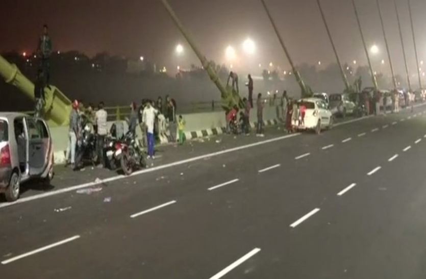 दिल्ली: पिकनिक स्पॉट बना सिग्नेचर ब्रिज, लोगों ने जमकर उड़ाई कानूनी की धज्जियां दिल्ली: पिकनिक स्पॉट बना सिग्नेचर ब्रिज, लोगों ने जमकर उड़ाई कानूनी की धज्जियां