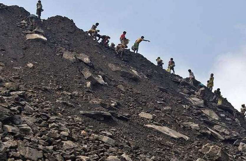 कोरबा, दीपका, गेवरा और कुसमुंडा एरिया में बोनस का बंटवारा नहीं त्यौहारों में अफसरों को तो मिला बोनस लेकिन मूंह ताकते रह गए मजदूर... पढि़ए खबर