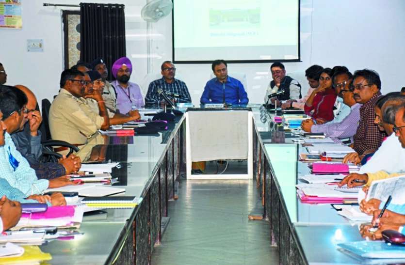 Collector gave information to observers, 1447 in search, 2246 actions in code of conduct कलेक्टर ने प्रेक्षकों को दी जानकारी, तलाशी में 1447, आचार संहिता में 2246 कार्रवाई