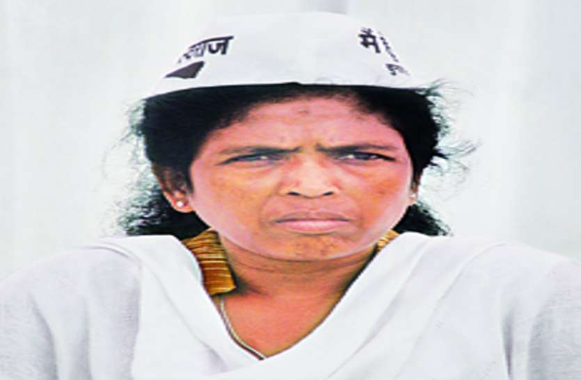सोनी सोढ़ी सोनी सोढ़ी पहुंची नीलवाया, गांव-वालों से की मुलाकात इसी दौरान पहुंचे माओवादी, फिर.....