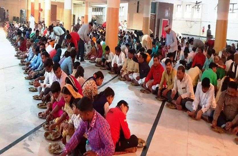 karauli मंदिरों में अन्नकूट प्रसादी पाने उमड़े लोग