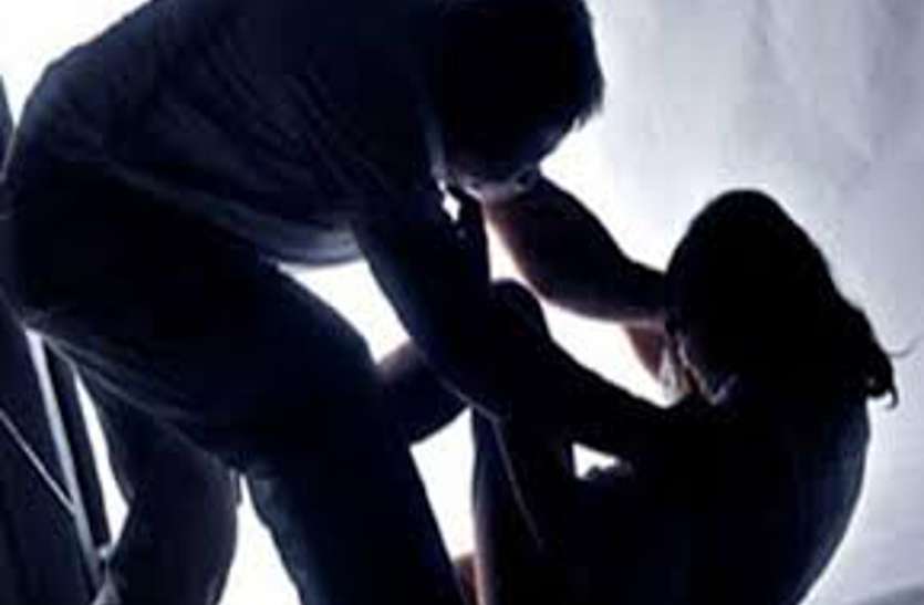 Try to rape मां और बड़ी बहन से 7वीं की छात्रा ने कहा- फर्नीचर शो-रूम वाले अंकल घर ले गए और मेरे साथ... फिर रोने लगी