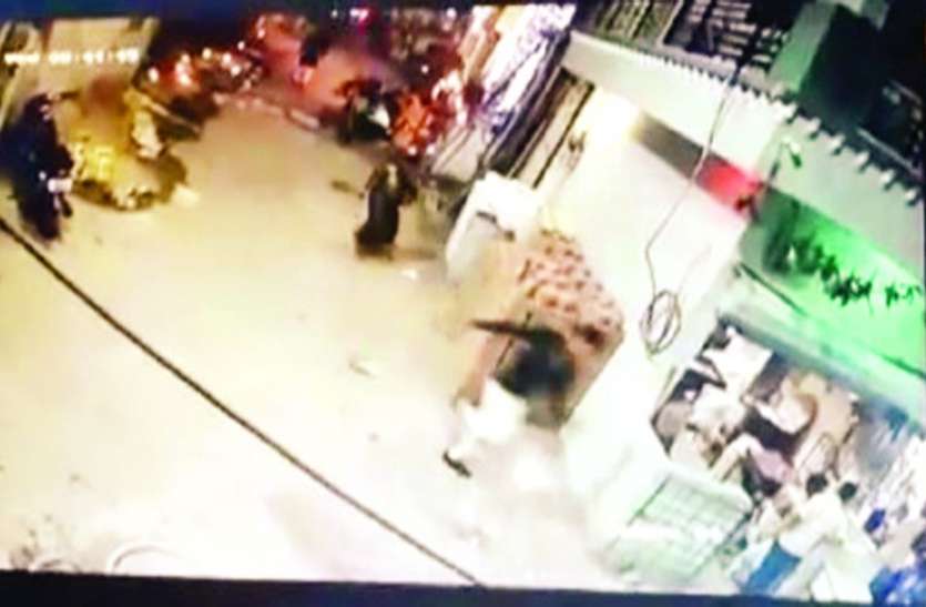 Husband throws acid on wife सनसनीखेज : पत्नी पर पति ने फेंका एसिड, जल गए ये अंग, घटना कैमरे में कैद