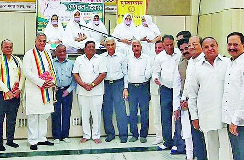 jainism पांच जरूरतमंदों को कृत्रिम पैर भेंट