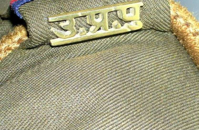 UP Police भाईदूज पर बहन से टीका कराने नहीं जा पाएं इंस्पेक्टर तो जेल में बंदियों से मिलने आयी बहनों को बांटे तोहफे
