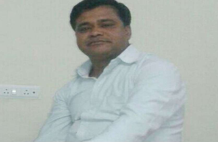 shiksha mitra तीन महीने से मानदेय नहीं मिलने से टूटी शिक्षामित्र की हिम्मत, जिंदगी से हारकर मौत को लगाया गले