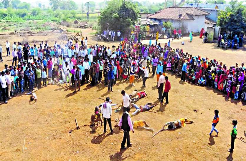system पर्व...गांव के गौठान में मातर देखने उमड़ी ग्रामीणों की भीड़