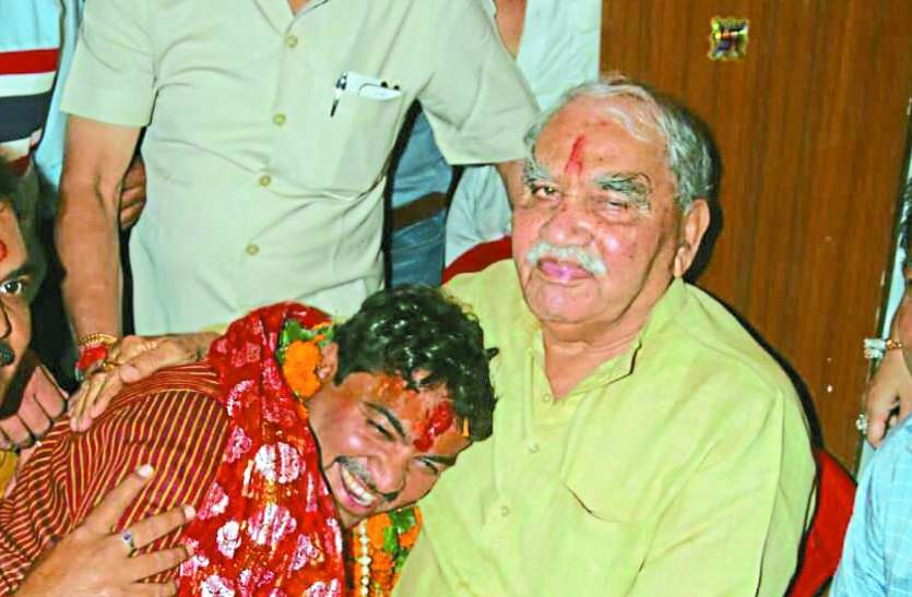 vishnu MP Election news : भाजपा छोड़ कांग्रेसी उम्मीदवार बेटे के साथ खड़ा हुआ ये दिग्गज नेता