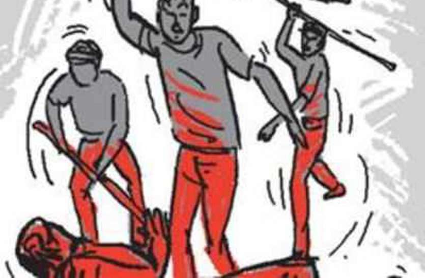 youth was thrown after assault मारपीट के बाद रस्सी में बांध युवक को फेंका