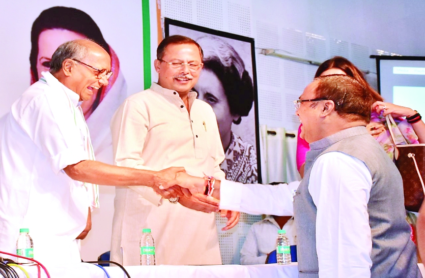 vachan patra हिंदुत्व के ट्रैक पर दौड़ी कांग्रेस