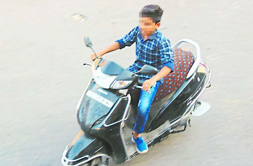 नाबालिग हाथों में दुपहिया वाहन, बिगाड़ रहे यातायात व्यवस्था नाबालिग हाथों में दुपहिया वाहन, बिगाड़ रहे यातायात व्यवस्था