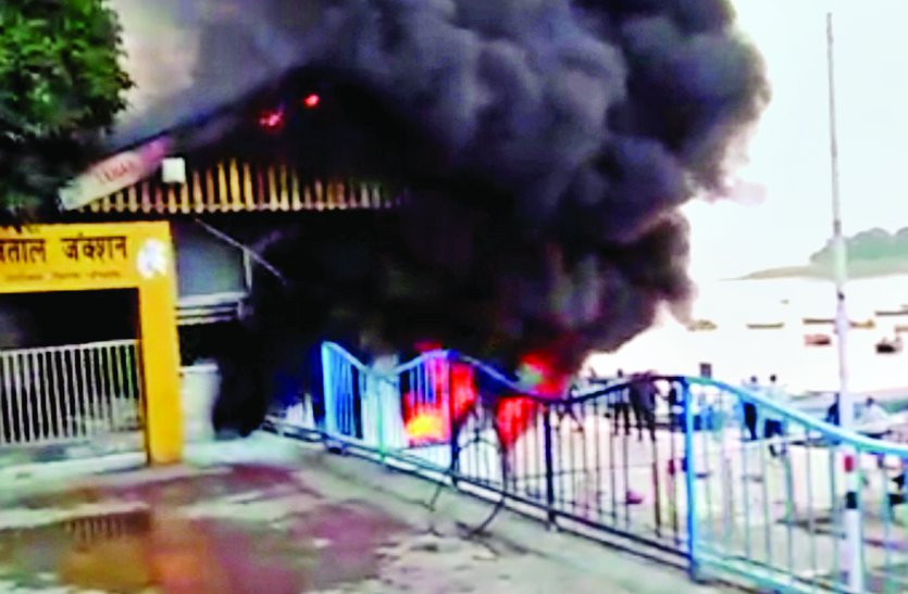 Fire in boat club store room बोट क्लब के स्टोर रूम में लगी आग, डीजल-पेट्रोल से भरे केन से हुई और भीषण