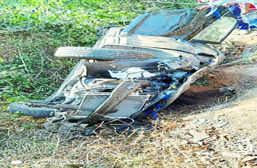 road accident दोस्त का जन्मदिन मनाकर लौट रहे युवक की कार के नीचे दबने से मौत, दो की हालत गंभीर