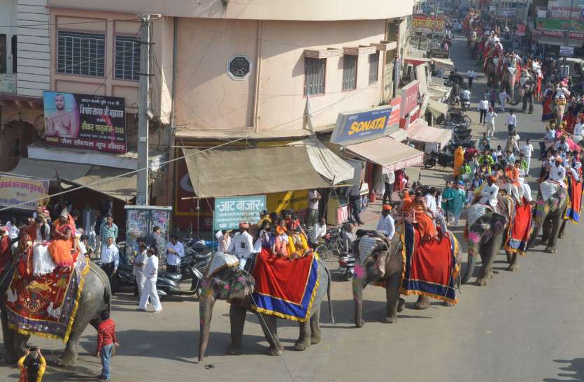 shobha yatra मीरा की निकली रजत रेवाड़ी शोभायात्रा