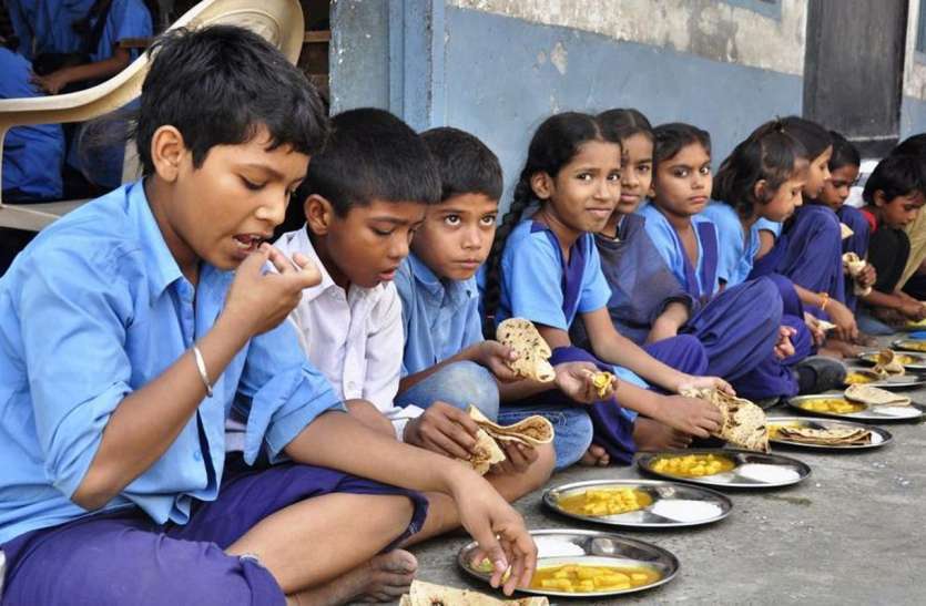 loo pole in mid day meal in bhilwara स्कूलों में बच्चों तक नहीं पहुंची दालें