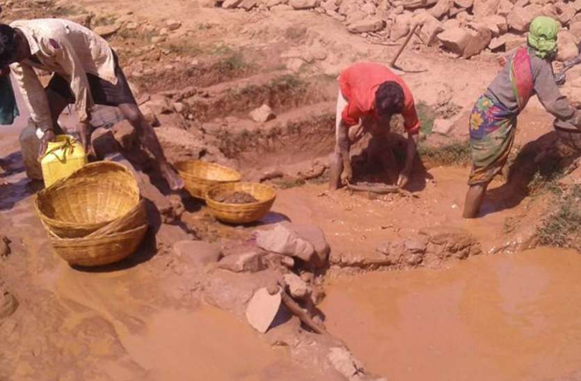 market नोटबंदी के दो साल बाद सीधी हो रही बाजार की कमर