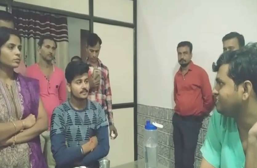 प्रसूता का डॉक्टरों ने निकाला गर्भाशय, उखड़े परिजनों ने किया हंगामा प्रसूता का डॉक्टरों ने निकाला गर्भाशय, उखड़े परिजनों ने किया हंगामा