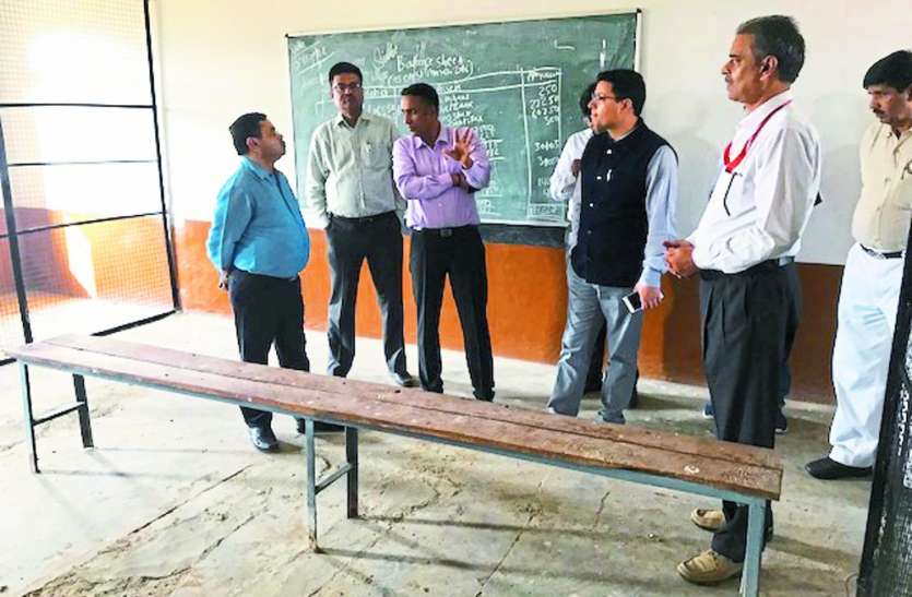 Collector reviewed election preparations in the presence of observers कलेक्टर ने प्रेक्षकों की उपस्थिति में चुनावी तैयारियों की समीक्षा