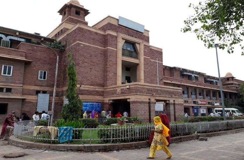 New Born child change by Mistake in Umaid hospital उम्मेद अस्पताल में बदल गए बच्चे, 16 घंटे बाद प्रसूताओं को मिले उनके नवजात