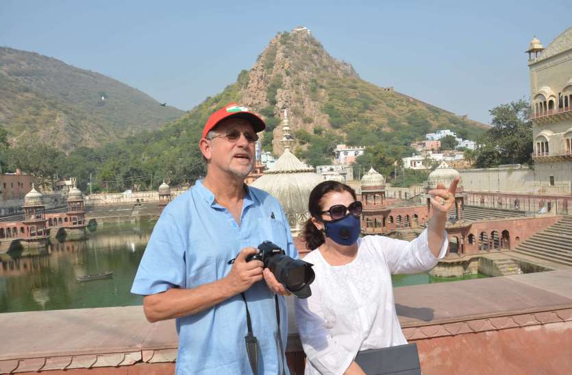 news विदेशी पर्यटकों पर मेहरबान बांधवगढ़ पार्क के डायरेक्टर को नोटिस