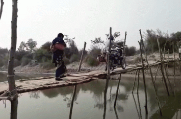 No Development in Sultanpur village of Faizabad शर्मनाक : विकास के मखमल पर टाट का पैबंद है फैजाबाद में मौजूद ये लकड़ी का पुल